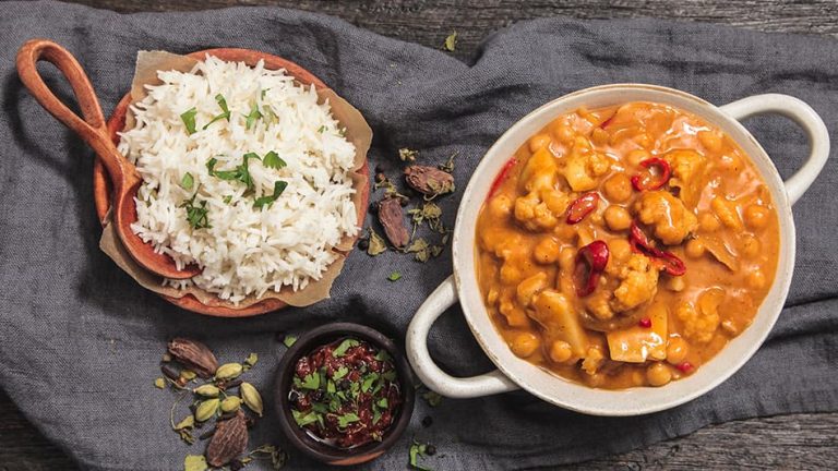 Vegan curry with boiled rice